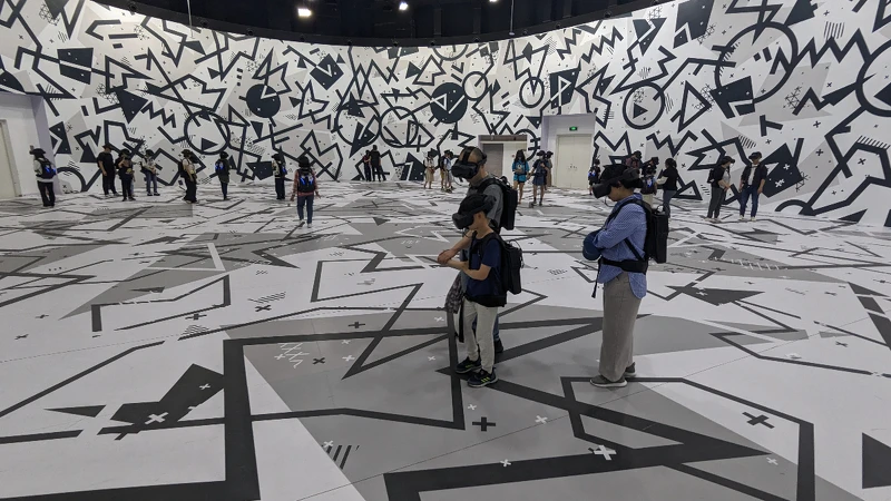 法國展出《永恆聖母院》民眾體驗於場內體驗VR過程。 