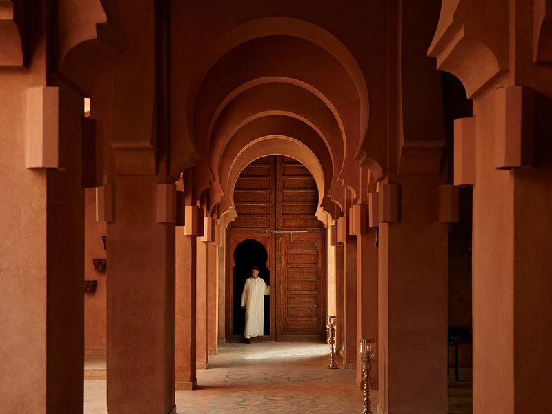 空間展現了摩洛哥獨有的建築特色,尤以拱門長廊成為連接建築物的特色結構。 空間展現了摩洛哥獨有的建築特色,尤以拱門長廊成為連接建築物的特色結構。