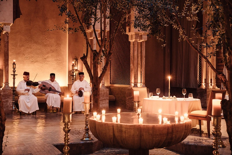 用餐同時有傳統歌謠搭配。 用餐同時有傳統歌謠搭配。