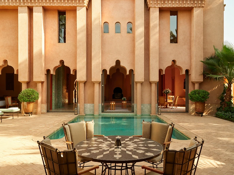 庭院有私人泳池。 庭院有私人泳池。