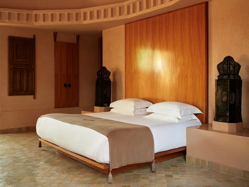 豪華大床成為空間視覺重點,一旁則有圓柱,十足的異國風情空間。 豪華大床成為空間視覺重點,一旁則有圓柱,十足的異國風情空間。