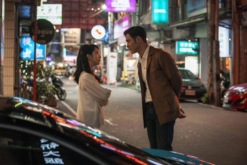 阮經天(右)在《車頂上的玄天上帝》中積極追求林依晨 阮經天(右)在《車頂上的玄天上帝》中積極追求林依晨