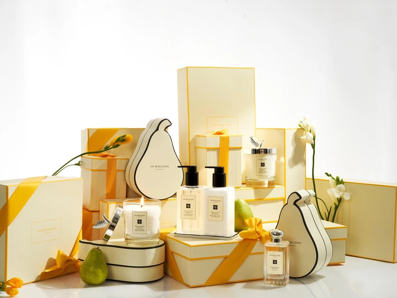 Jo Malone London 英國梨香氛系限量包裝，不論梨形禮盒或鮮黃禮盒組，為您傳遞亮眼又別致的心意