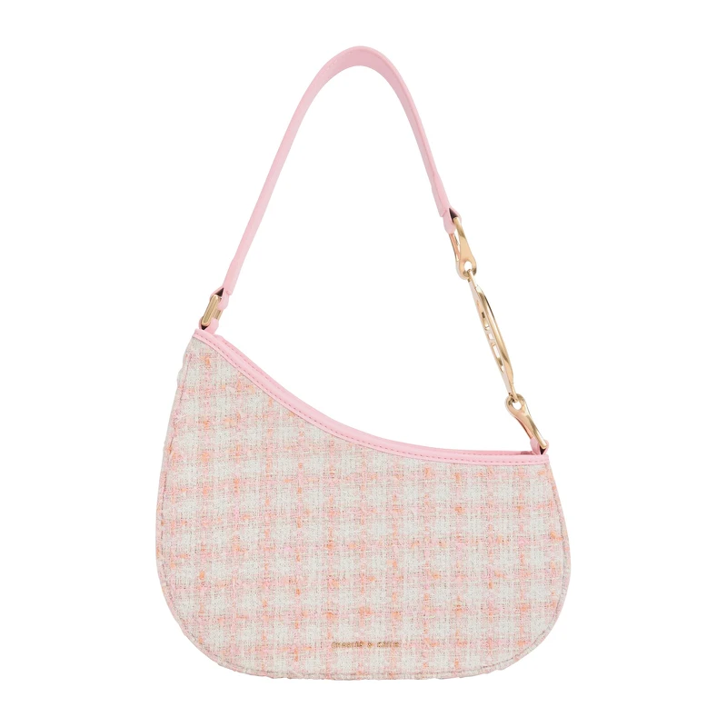 CHARLES & KEITH 斜剪裁肩背包,NT2,190。 CHARLES & KEITH 斜剪裁肩背包,NT2,190。