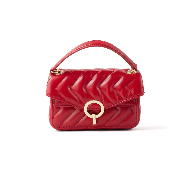 SANDRO 紅色YZA皮革肩背包,NT11,290。 SANDRO 紅色YZA皮革肩背包,NT11,290。