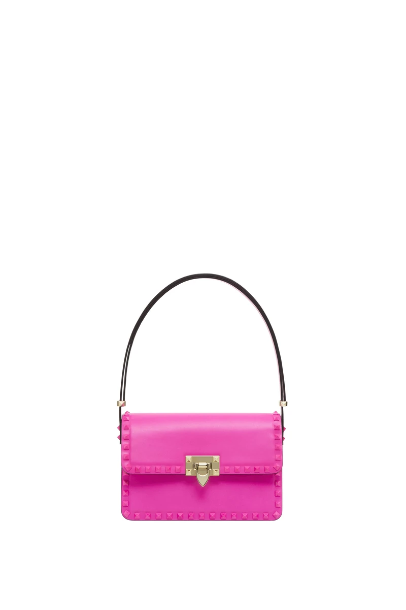 Valentino 霓虹粉鉚釘肩背包,NT95,500。 Valentino 霓虹粉鉚釘肩背包,NT95,500。