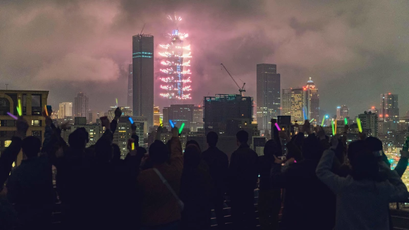 《榮耀之路》一場一行人在公寓頂樓遠眺101煙火跨年的戲,更是劇組費盡千辛萬苦、抓準時機實景拍攝的成果。 《榮耀之路》一場一行人在公寓頂樓遠眺101煙火跨年的戲,更是劇組費盡千辛萬苦、抓準時機實景拍攝的成果。