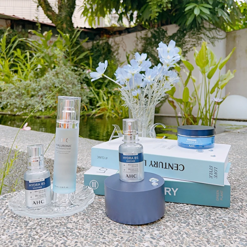 AHC超能玻尿酸肌亮機能水與瞬效保濕B5系列。