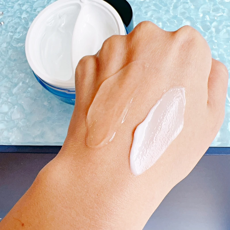 AHC奇肌賦活B5微導雙槽爆水面膜兩種質地示意。