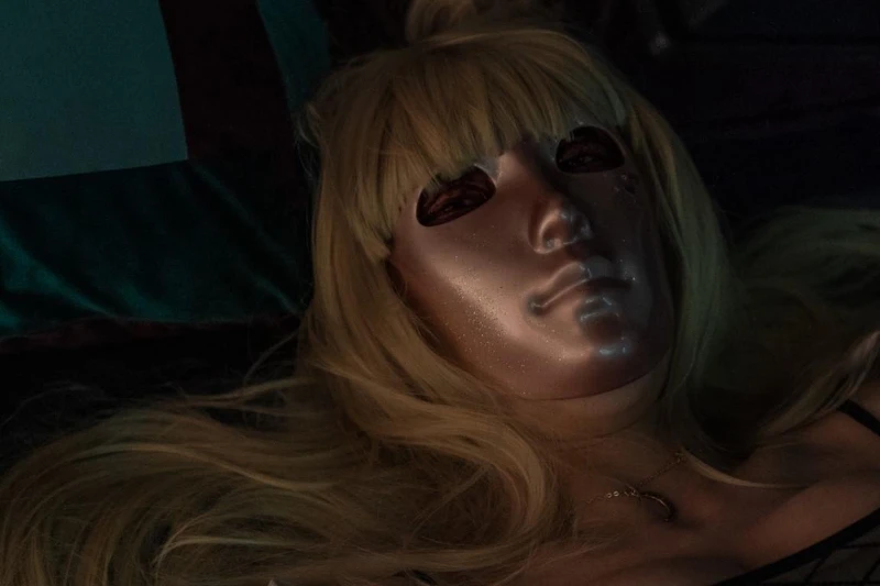 《假面女郎》對於貌美而言,男人都不是真心愛她本人而是網路上的面具姊 《假面女郎》對於貌美而言,男人都不是真心愛她本人而是網路上的面具姊