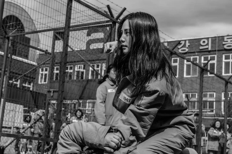 《假面女郎》導演刻意用黑白片詮釋貌美入獄服刑的前十年,毫無生機的日子 《假面女郎》導演刻意用黑白片詮釋貌美入獄服刑的前十年,毫無生機的日子