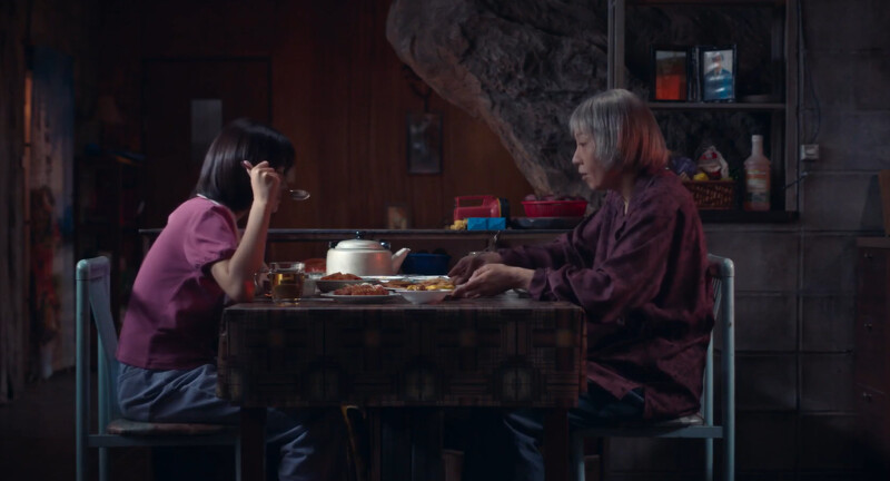 《假面女郎》金慶子(右)不知道把她當親奶奶的美貌(左),是悟南的孩子 《假面女郎》金慶子(右)不知道把她當親奶奶的美貌(左),是悟南的孩子