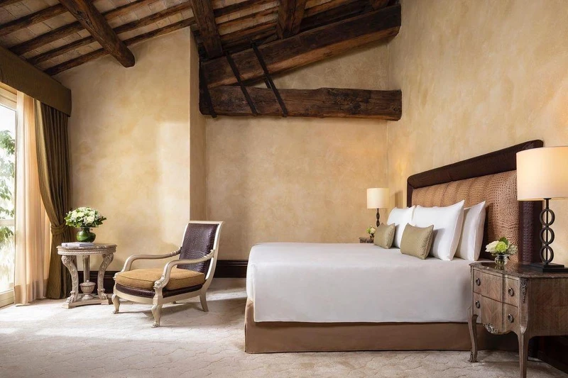 部分客房更是用古建築遺跡改造，呈現新舊交融的旅宿空間。