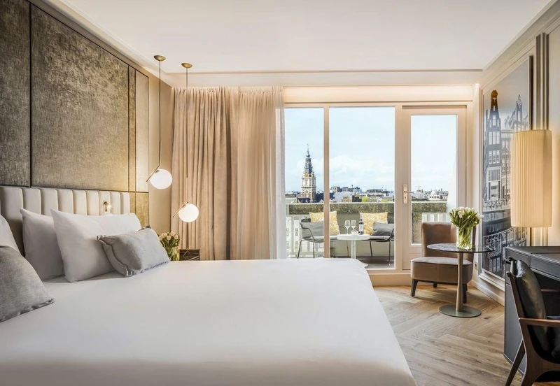 阿姆斯特丹克拉斯納波爾斯基安納塔拉大酒店（Anantara Grand Hotel Krasnapolsky Amsterdam）位於阿姆斯特丹市中心。