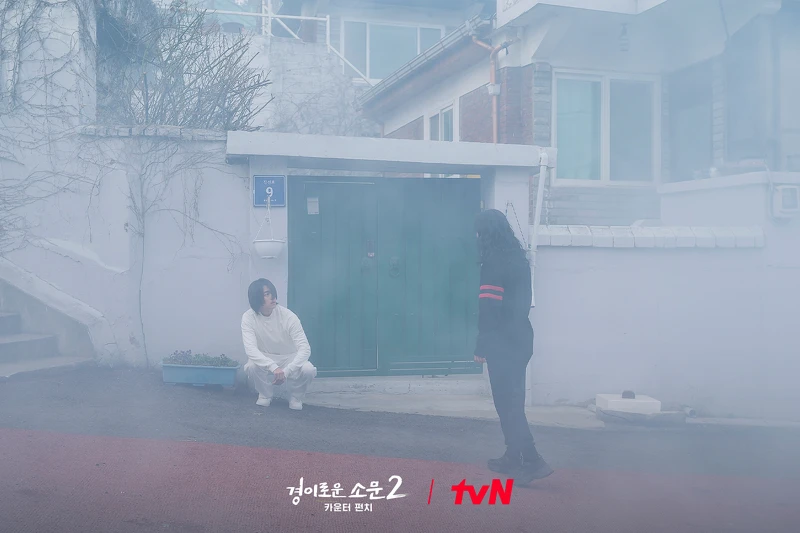 《驅魔麵館2》蘇炆(左)深陷白地，認不得哈娜(右)