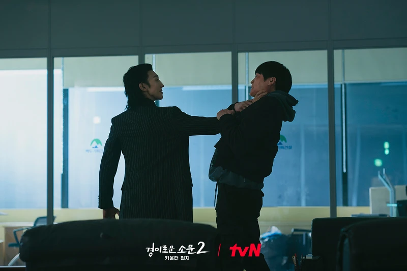 《驅魔麵館2》黃老師(左)擺明了只是馬隊長(右)