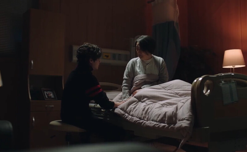 《驅魔麵館2》馬媽媽(右)被馬隊長弄傷，蘇炆(左)替她消除了可怕的記憶，但刪不掉對兒子的憂心