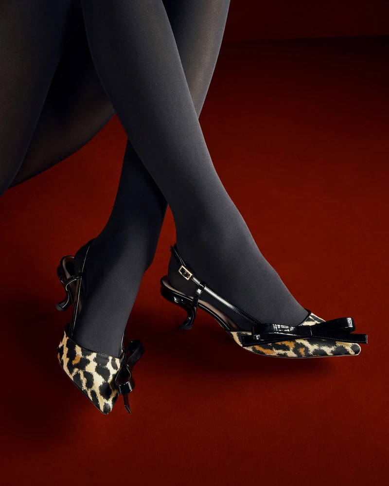 Virgule 豹紋緹花黑蝴蝶結逗號高跟鞋 NT$49,000。 Virgule 豹紋緹花黑蝴蝶結逗號高跟鞋 NT$49,000。