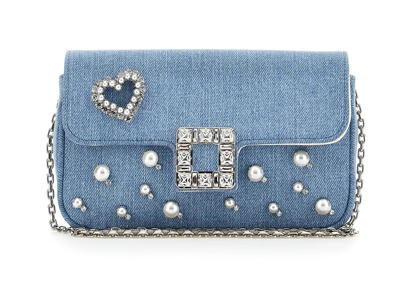 VIV’ JEU 丹寧愛珠鑽扣女包 NT$73,600。 VIV’ JEU 丹寧愛珠鑽扣女包 NT$73,600。