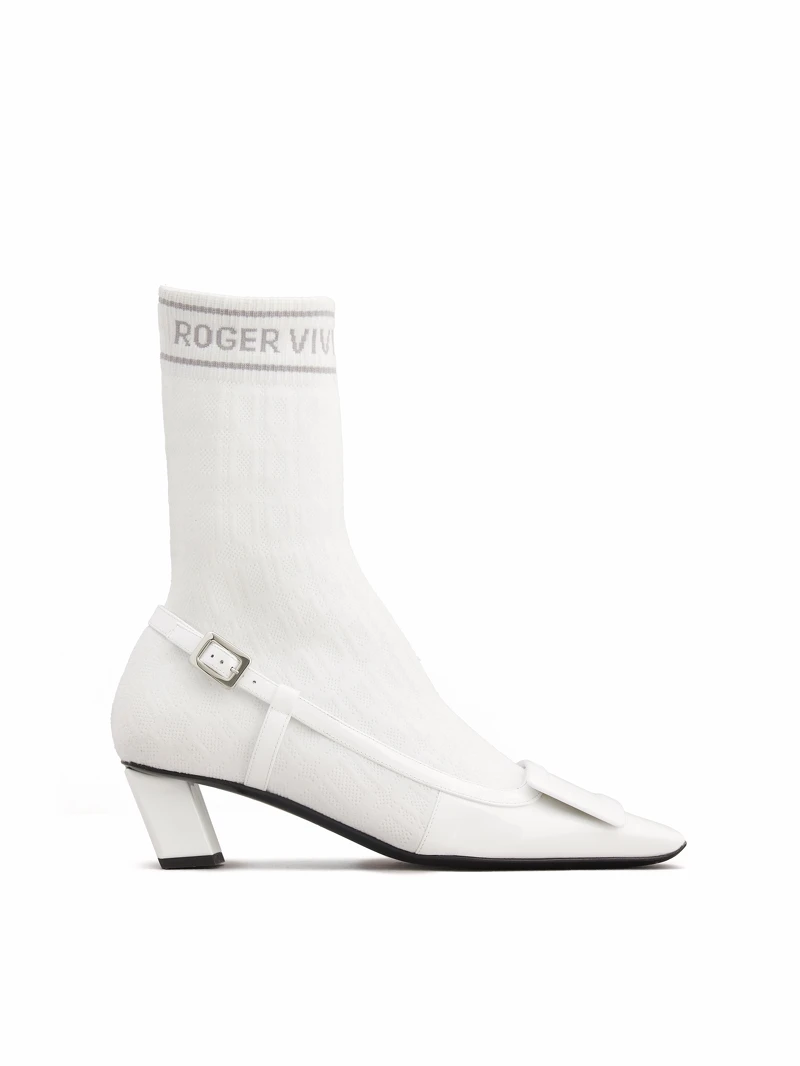 Belle Vivier 白色方扣緹花襪靴 NT$66,200。 Belle Vivier 白色方扣緹花襪靴 NT$66,200。