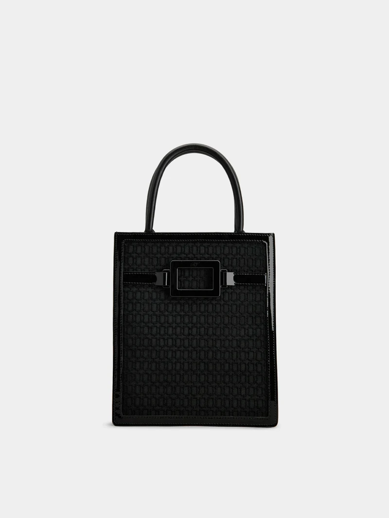 Belle Vivier 方扣刺繡網紗手提斜背包 NT$78,900。 Belle Vivier 方扣刺繡網紗手提斜背包 NT$78,900。