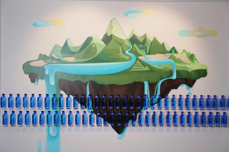 慷碩生醫林口中心以象徵中央山脈地底湧泉的意境，運用硅秘天然鹼性水打造裝置藝術牆。