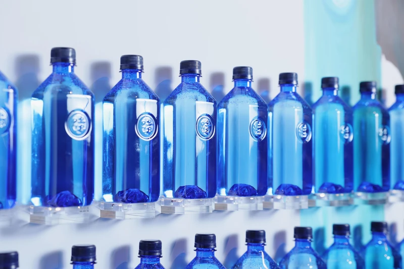 「硅秘天然鹼性水」瓶身採用中央山脈天然水源的意象，在瓶底設計獨特而別緻的山形內凸，象徵來自台灣的好水。