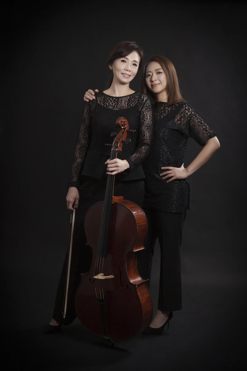 「2023誠品大師名家」系列首場9.24登場!歐陽伶宜(左)與孫建如(右)合作演出《不朽的靈光》,以大提琴最重要的曲目巴哈《無伴奏大提琴組曲》揭開序幕。 「2023誠品大師名家」系列首場9.24登場!歐陽伶宜(左)與孫建如(右)合作演出《不朽的靈光》,以大提琴最重要的曲目巴哈《無伴奏大提琴組曲》揭開序幕。