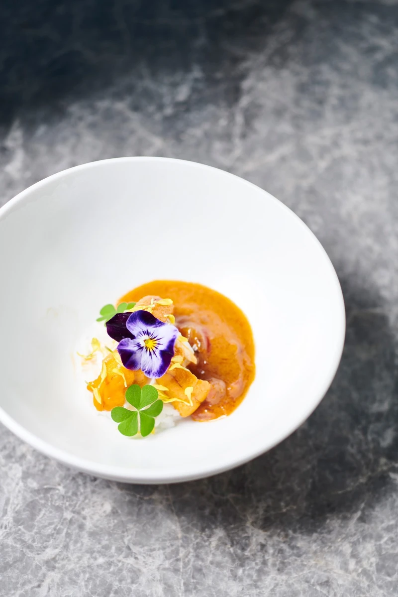 新加坡國菜辣椒螃蟹也成了摩登當代的樣貌。