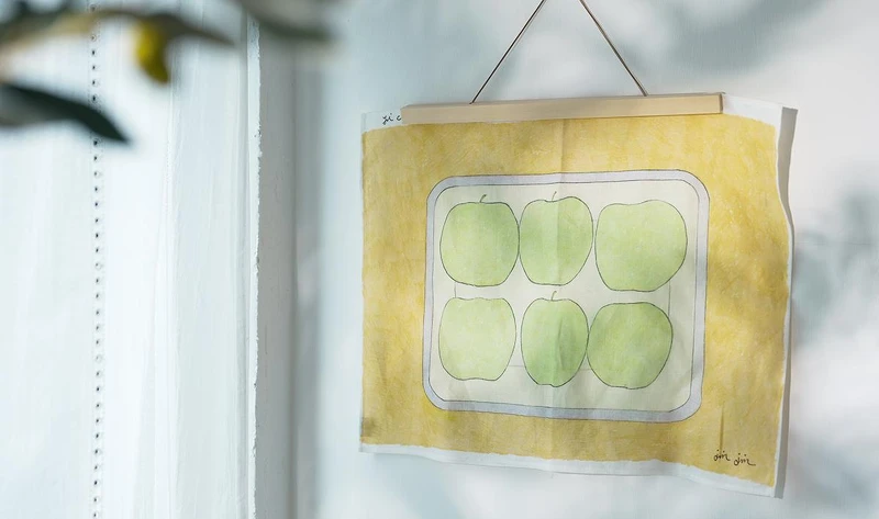 藝術家陳怡今表示,《琺瑯盤中的棗子》是她的新風格轉捩點,而布巾則是她日常中經常使用的物件。 藝術家陳怡今表示,《琺瑯盤中的棗子》是她的新風格轉捩點,而布巾則是她日常中經常使用的物件。