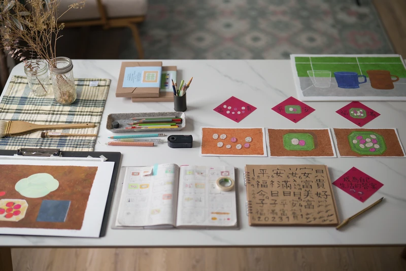 藝術家陳怡今的畫作與繪製工具。 藝術家陳怡今的畫作與繪製工具。