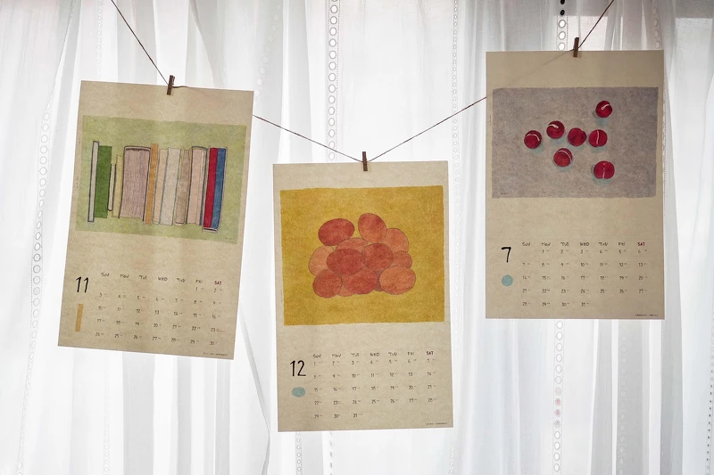 小島散步2024木框掛曆,以「小島的原味風景」為主題,收錄十三幅畫作。 小島散步2024木框掛曆,以「小島的原味風景」為主題,收錄十三幅畫作。