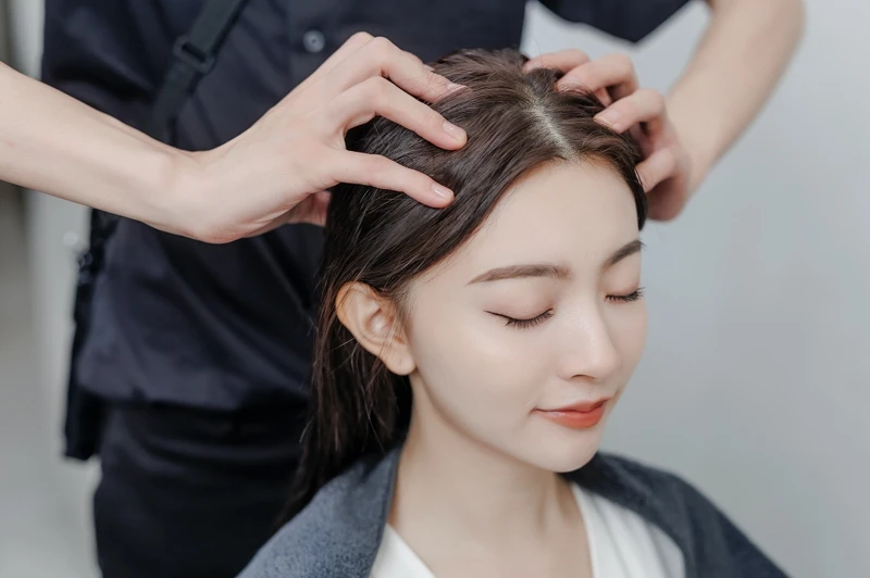 uka深層賦活頭皮循環課程使用uka獨家旋指按壓技法,按摩頭部以及肩頸,協助促進循環。 uka深層賦活頭皮循環課程使用uka獨家旋指按壓技法,按摩頭部以及肩頸,協助促進循環。