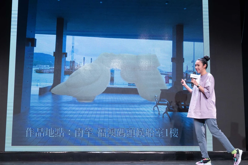 來自日本沖繩的藝術家胡宮雪娜表示,作品《和平小菜一碟(10XL)》,希望讓大家反思戰爭與和平的矛盾概念 來自日本沖繩的藝術家胡宮雪娜表示,作品《和平小菜一碟(10XL)》,希望讓大家反思戰爭與和平的矛盾概念