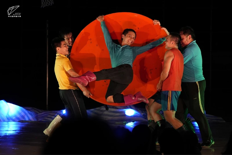 除了精彩的作品,本屆也邀請布拉瑞揚舞團、優人神鼓、舞蹈空間舞蹈團、FOCA福爾摩沙馬戲團、台北市立國樂團等國際級表演團隊登島演出(攝影:高信宗) 除了精彩的作品,本屆也邀請布拉瑞揚舞團、優人神鼓、舞蹈空間舞蹈團、FOCA福爾摩沙馬戲團、台北市立國樂團等國際級表演團隊登島演出(攝影:高信宗)