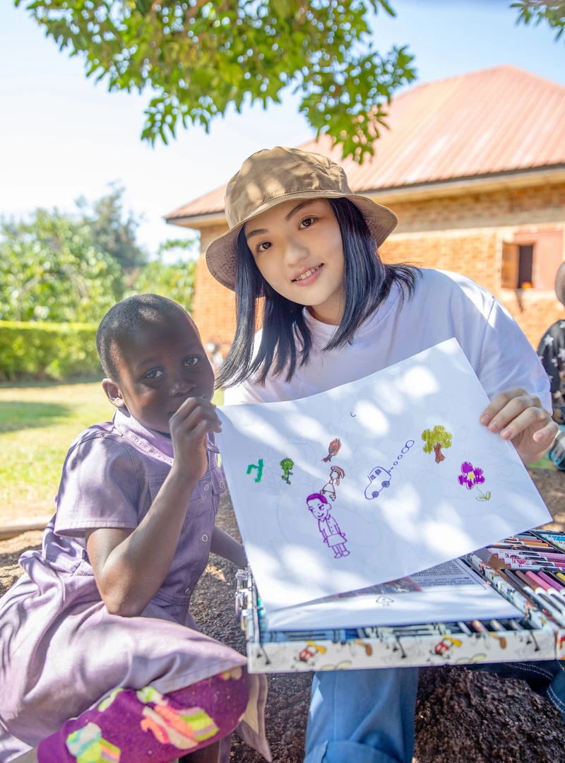 徐佳瑩和資助女孩艾紗兒相見，還畫下對方的模樣