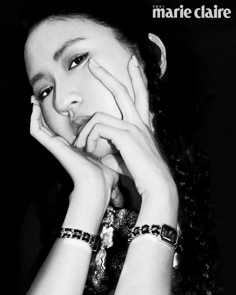 Première腕錶–原創款、亮片花朵繡飾長洋裝,both by Chanel。 Première腕錶–原創款、亮片花朵繡飾長洋裝,both by Chanel。