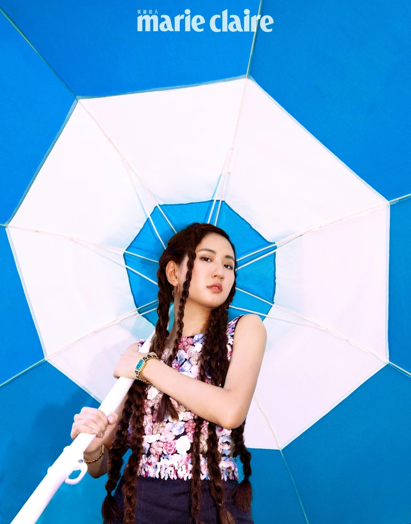 Première腕錶–原創款、Coco Crush 高級珠寶系列耳環、亮片花朵繡飾長洋裝、香奈兒1號紅色山茶花活能粉底液、香奈兒康朋街31號唇膏 #2度假,all by Chanel。 Première腕錶–原創款、Coco Crush 高級珠寶系列耳環、亮片花朵繡飾長洋裝、香奈兒1號紅色山茶花活能粉底液、香奈兒康朋街31號唇膏 #2度假,all by Chanel。