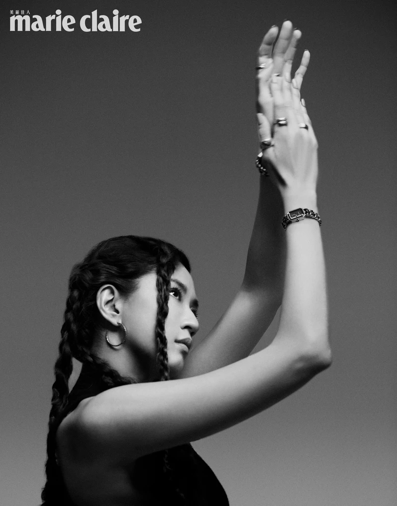 Première腕錶–原創款、Coco Crush 高級珠寶系列耳環、戒指多只、山茶花造型裝飾毛料開襟背心,all by Chanel。 Première腕錶–原創款、Coco Crush 高級珠寶系列耳環、戒指多只、山茶花造型裝飾毛料開襟背心,all by Chanel。