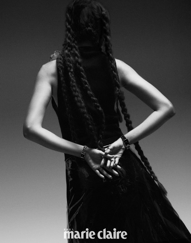 Première腕錶–原創款、Coco Crush 高級珠寶系列耳環、戒指多只、山茶花造型裝飾毛料開襟背心、漆皮及膝裙,all by Chanel。 Première腕錶–原創款、Coco Crush 高級珠寶系列耳環、戒指多只、山茶花造型裝飾毛料開襟背心、漆皮及膝裙,all by Chanel。