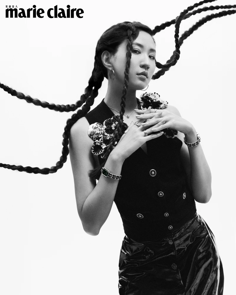 Première腕錶–原創款、Coco Crush 高級珠寶系列耳環、戒指多只、墜鍊、山茶花造型裝飾毛料開襟背心、漆皮及膝裙,all by Chanel。 Première腕錶–原創款、Coco Crush 高級珠寶系列耳環、戒指多只、墜鍊、山茶花造型裝飾毛料開襟背心、漆皮及膝裙,all by Chanel。