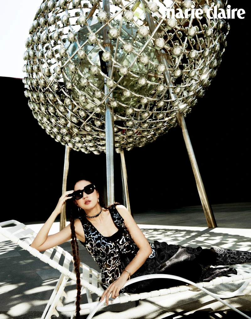 Première腕錶–原創款作頸鍊佩戴、Coco Crush 高級珠寶系列耳環、戒指多只、手鐲多只、亮片飾山茶花圖案背心、山茶花圖案長裙、圖騰高筒靴、粗框墨鏡、香奈兒1號紅色山茶花活能粉底液、香奈兒康朋街31號唇膏 #2度假,all by Chanel。 Première腕錶–原創款作頸鍊佩戴、Coco Crush 高級珠寶系列耳環、戒指多只、手鐲多只、亮片飾山茶花圖案背心、山茶花圖案長裙、圖騰高筒靴、粗框墨鏡、香奈兒1號紅色山茶花活能粉底液、香奈兒康朋街31號唇膏 #2度假,all by Chanel。