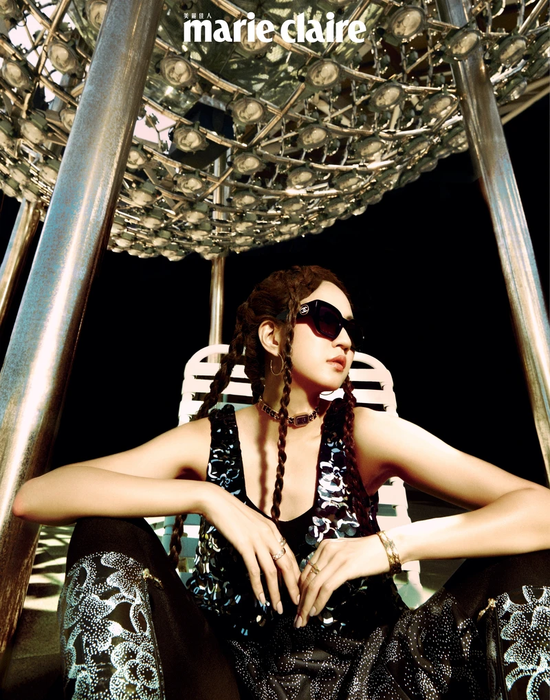 Première腕錶–原創款作頸鍊佩戴、Coco Crush 高級珠寶系列耳環、戒指多只、手鐲多只、亮片飾山茶花圖案背心、山茶花圖案長裙、圖騰高筒靴、粗框墨鏡、香奈兒1號紅色山茶花活能粉底液、香奈兒康朋街31號唇膏 #2度假,all by Chanel。 Première腕錶–原創款作頸鍊佩戴、Coco Crush 高級珠寶系列耳環、戒指多只、手鐲多只、亮片飾山茶花圖案背心、山茶花圖案長裙、圖騰高筒靴、粗框墨鏡、香奈兒1號紅色山茶花活能粉底液、香奈兒康朋街31號唇膏 #2度假,all by Chanel。