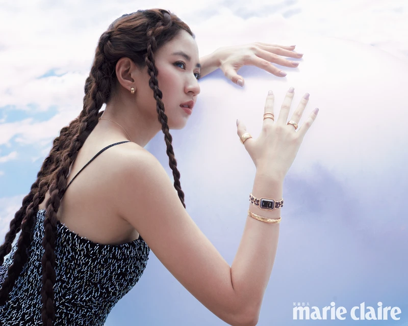 Première腕錶–原創款、Coco Crush 高級珠寶系列耳環、戒指多只、手鐲、墜鍊、山茶花圖案雪紡拼接珠繡洋裝、香奈兒1號紅色山茶花活能粉底液、香奈兒康朋街31號唇膏 #2度假,all by Chanel。 Première腕錶–原創款、Coco Crush 高級珠寶系列耳環、戒指多只、手鐲、墜鍊、山茶花圖案雪紡拼接珠繡洋裝、香奈兒1號紅色山茶花活能粉底液、香奈兒康朋街31號唇膏 #2度假,all by Chanel。