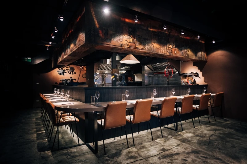 首創以板前直火料理方式。 首創以板前直火料理方式。