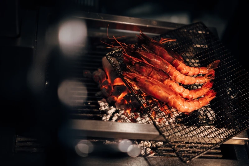 菜單透過一道蔬菜、三種海鮮、三種肉的排列做搭配。 菜單透過一道蔬菜、三種海鮮、三種肉的排列做搭配。