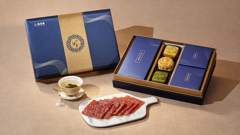 千江月禮盒2號,(烏金XO豬肉乾、柚香檸檬桃山月餅、滷肉蝦米台式月餅、日式焙茶桃山月餅、金萱茶、柚子豬肉乾),NT1,480。 千江月禮盒2號,(烏金XO豬肉乾、柚香檸檬桃山月餅、滷肉蝦米台式月餅、日式焙茶桃山月餅、金萱茶、柚子豬肉乾),NT1,480。