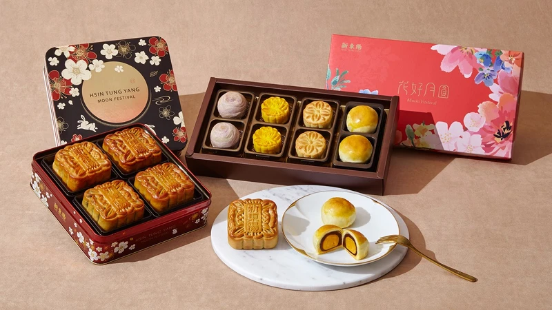 左起:經典廣式月餅禮盒2號,( 5兩棗泥核桃月餅、5兩豆沙蛋黃月餅、5兩酒釀桂圓月餅、5兩松子白玉蓮蓉雙黃月餅),NT1,380:花好月圓禮盒2號,(流心芋頭酥2入、奶黃小月餅2入、台式烏豆沙小月餅2入、豆沙蛋黃酥2入),NT680。 左起:經典廣式月餅禮盒2號,( 5兩棗泥核桃月餅、5兩豆沙蛋黃月餅、5兩酒釀桂圓月餅、5兩松子白玉蓮蓉雙黃月餅),NT1,380:花好月圓禮盒2號,(流心芋頭酥2入、奶黃小月餅2入、台式烏豆沙小月餅2入、豆沙蛋黃酥2入),NT680。