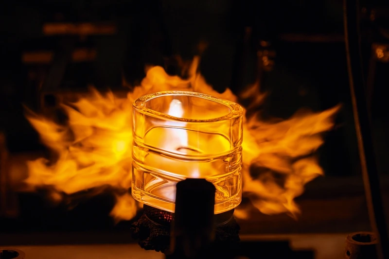 Diptyque大千之境香氛蠟燭系列燭杯製作過程。