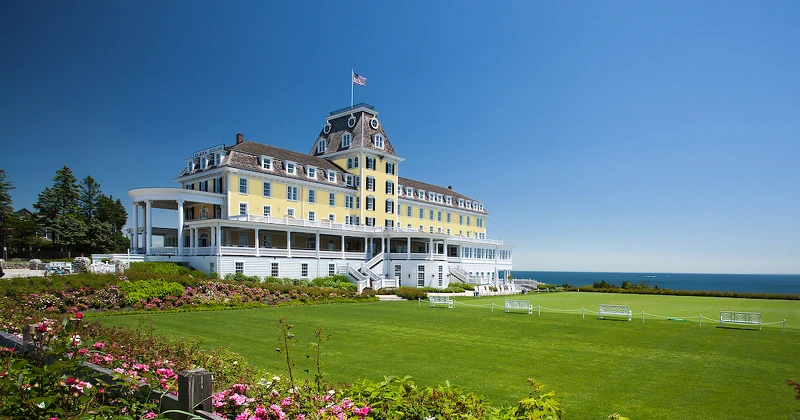 1896年建成的維多利亞式建築飯店「Ocean House」。